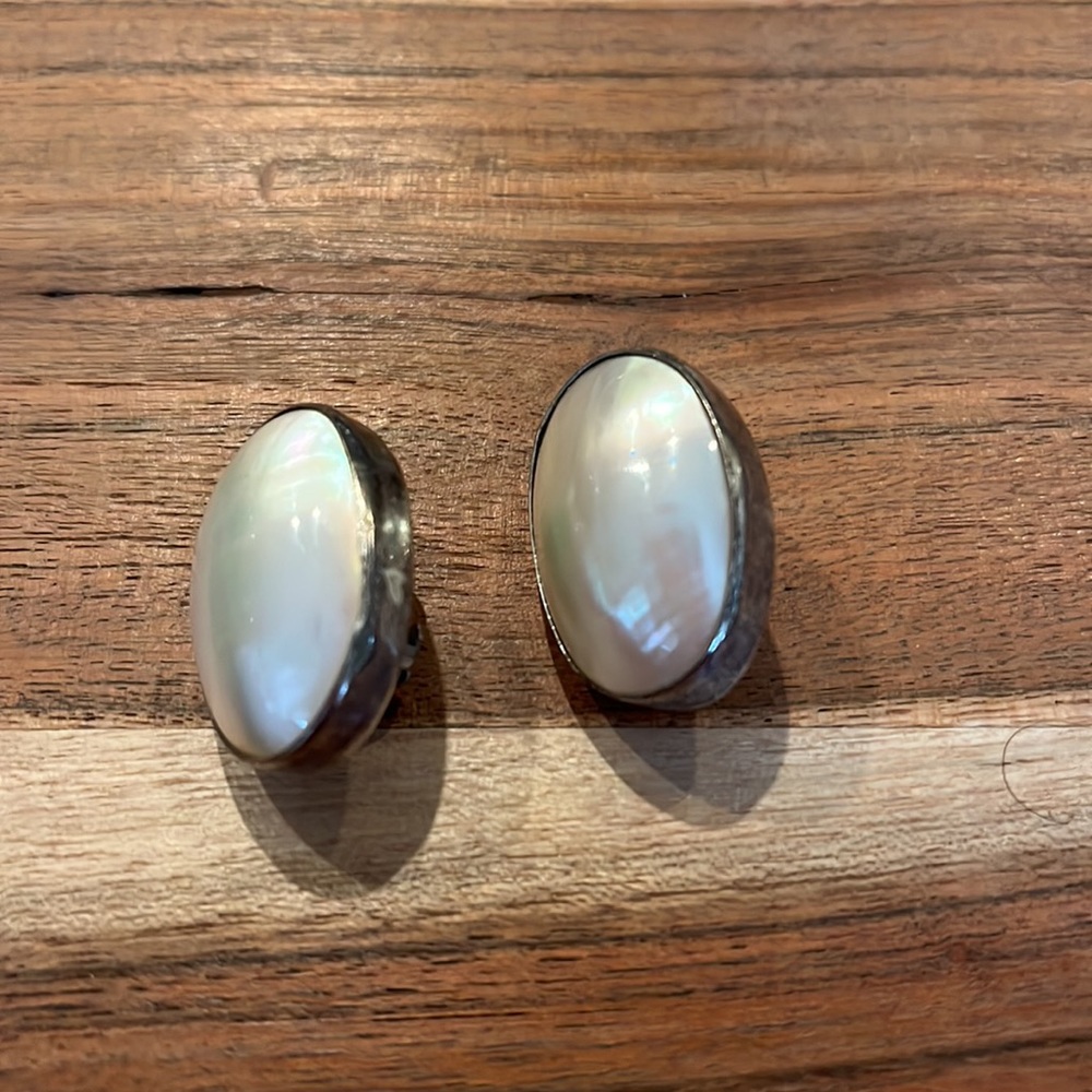 Chico’s Silver Iridescent Pearl Stone Clip On Earrings - Picture 4 of 4
